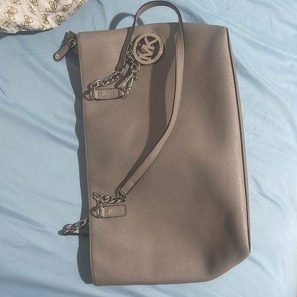 I’m sell it cause I had more de 10 bags in my closed , the color is grey color - Picture 6 of 7